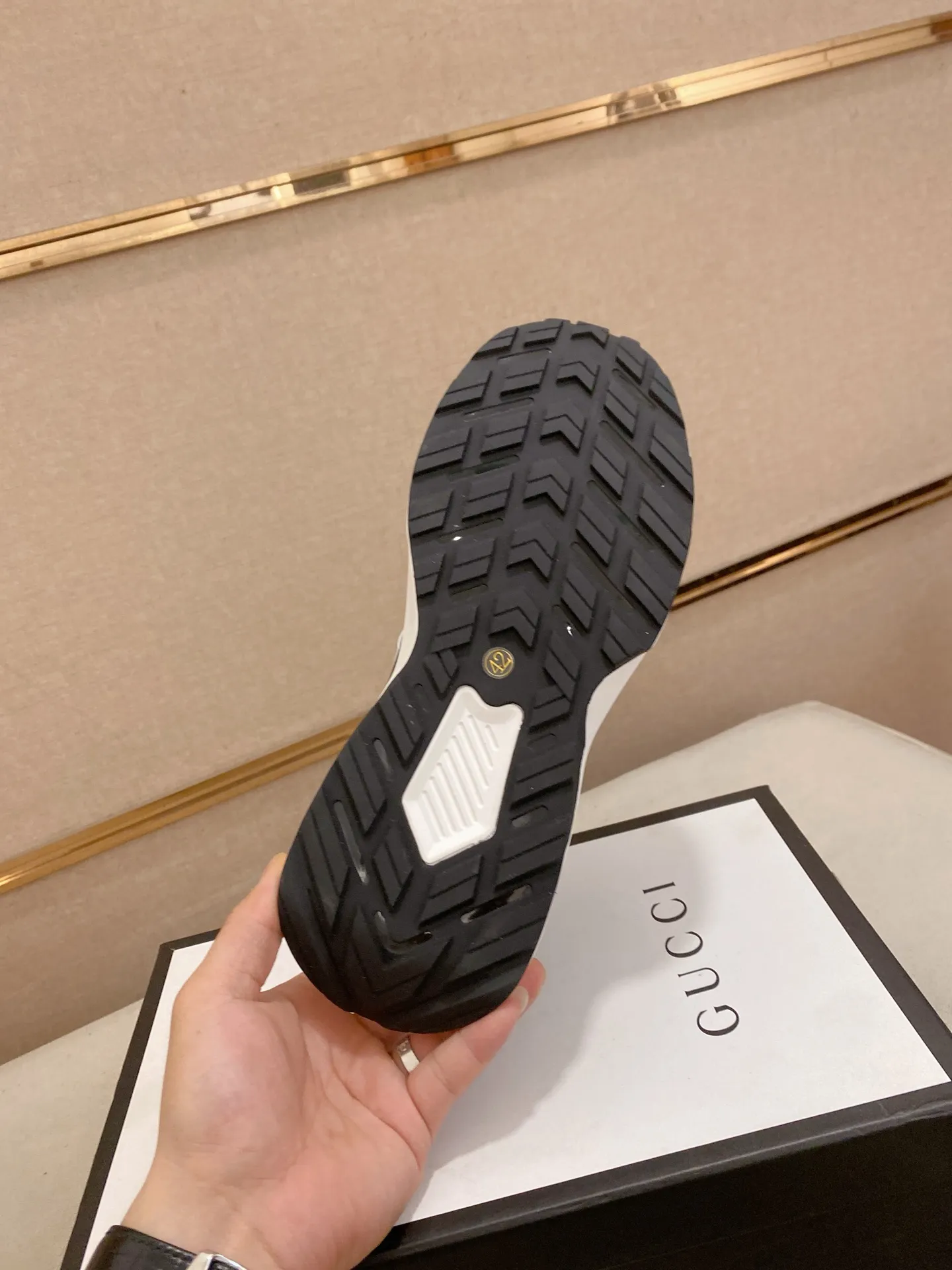 Men's shoes 💰 462💰The new GUCCI (Gucci) counters are launched simultaneously. The new men's shoes, 😘fabrics are selected from imported cowhide, and the lining is sheepskin lining. 👍🏿 High-end ☄️ air-cushion molded anti-slip rubber outsole, exquisite lines, simple and elegant, comfortable and high-end for leisure travel. Code number: 38 to 44 (45 can be customized and cannot be returned or exchanged)